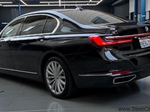 Used 2020 BMW 740i w/ Premium Package image 4