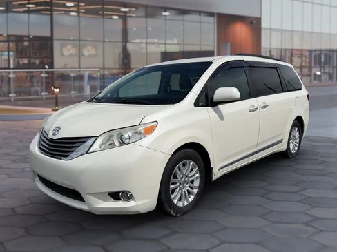 Used 2016 Toyota Sienna XLE image 4