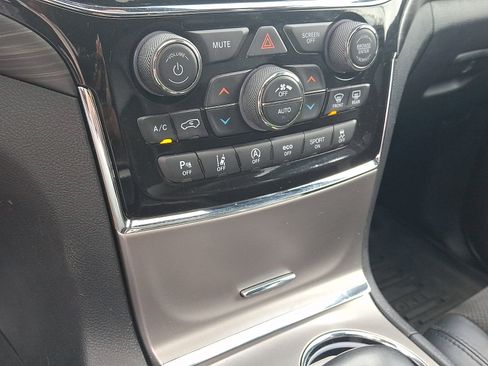 Certified 2021 Jeep Grand Cherokee Laredo X AWD/4WD image 16