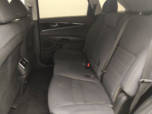 Used 2019 Kia Sorento L image 18