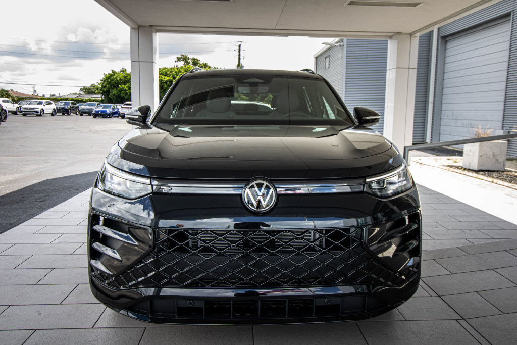 New 2026 Volkswagen Tiguan SE R-Line FWD image 9