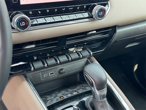 Used 2024 GMC Canyon Denali image 18