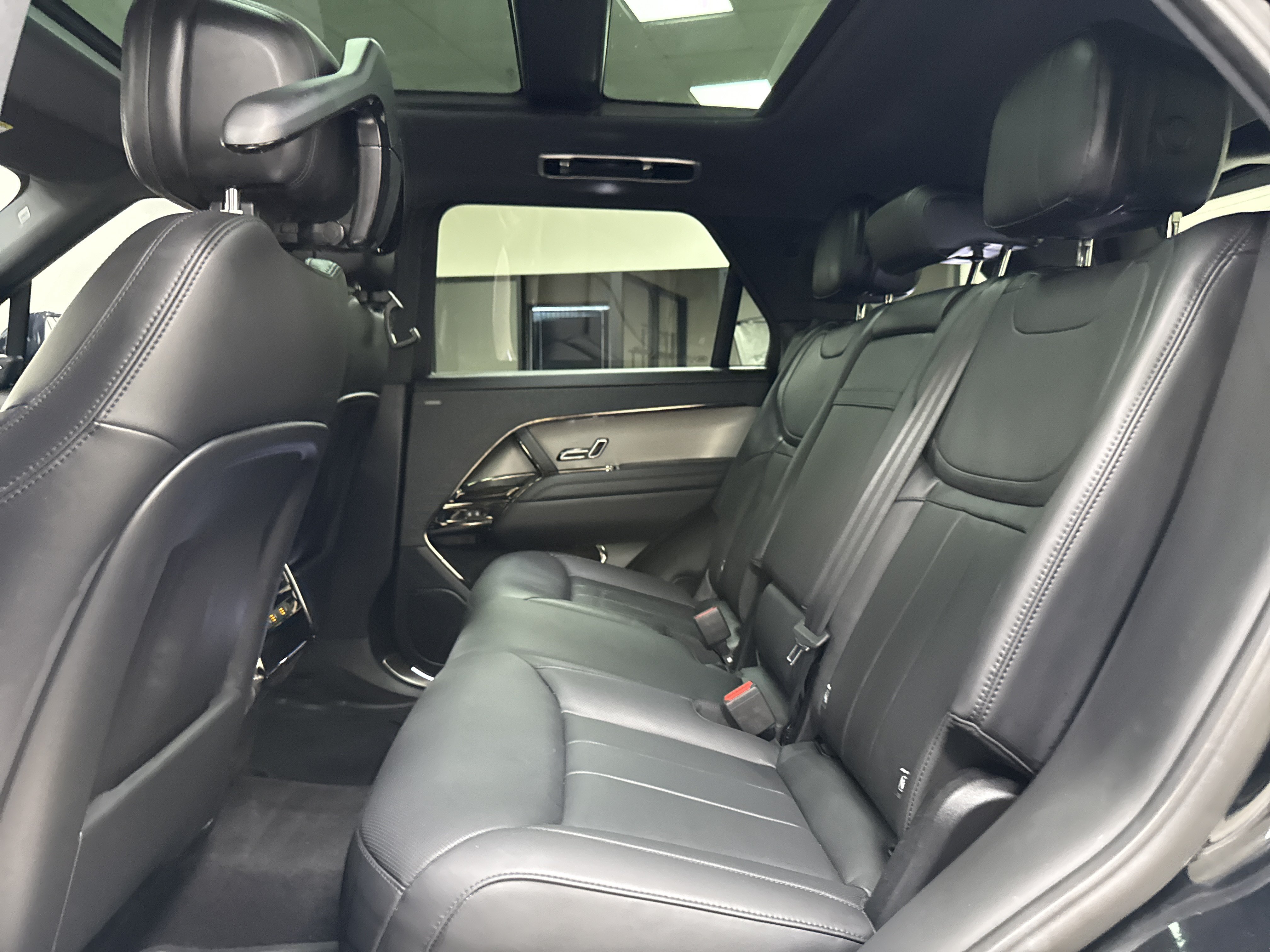 Used 2025 Land Rover Range Rover Sport SE AWD/4WD image 15