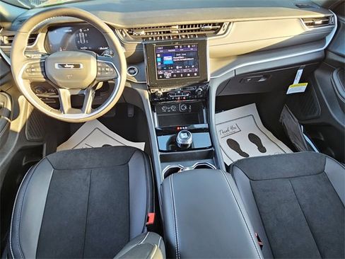 New 2025 Jeep Grand Cherokee Laredo image 8