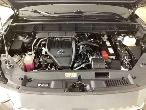 Used 2024 Toyota Highlander XLE AWD/4WD image 45