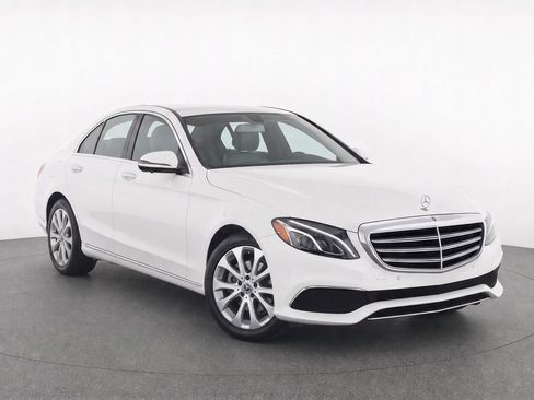 Used 2017 Mercedes-Benz E 300 4MATIC image 2