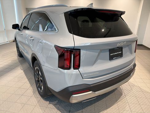 Used 2025 Kia Sorento S w/ Panoramic Sunroof Package FWD image 3