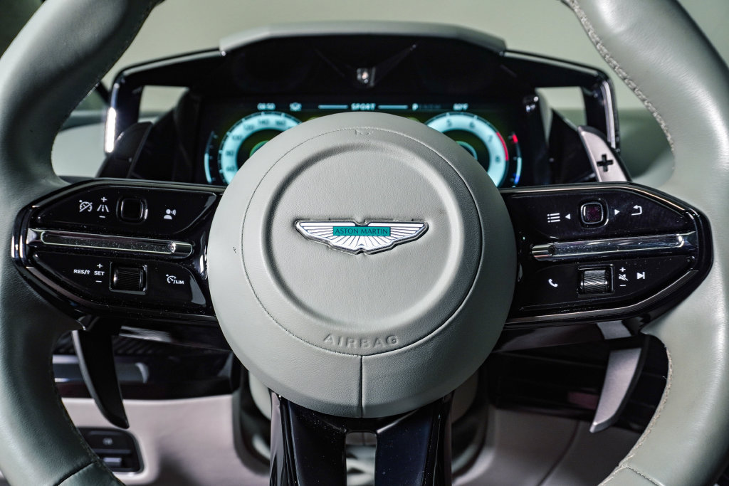 Used 2025 Aston Martin V8 Vantage Coupe RWD image 25