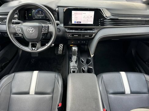 Used 2025 Toyota Camry SE FWD image 12
