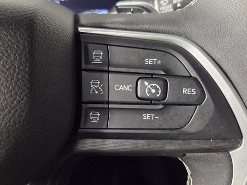 Used 2023 Jeep Grand Cherokee Laredo AWD/4WD image 17