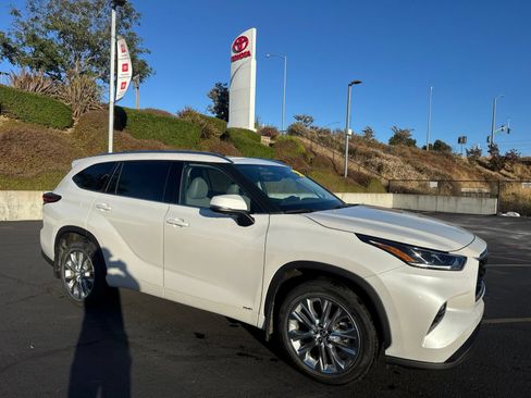 Used 2022 Toyota Highlander Limited AWD/4WD image 1