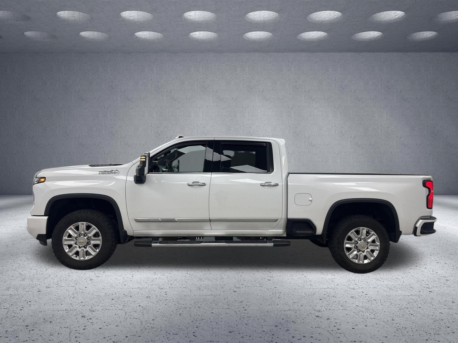 Used 2025 Chevrolet Silverado 2500 High Country w/ Technology Package AWD/4WD image 2