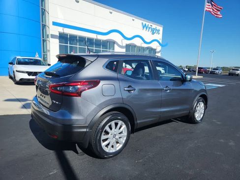 Used 2020 Nissan Rogue Sport SV image 2