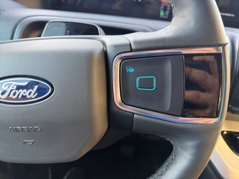 Used 2025 Ford Expedition Active AWD/4WD image 18