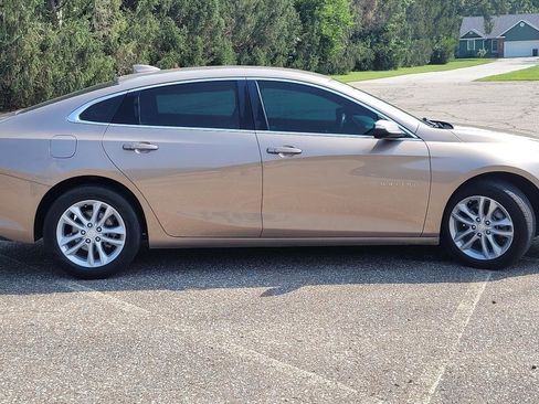 Used 2018 Chevrolet Malibu LT w/ Driver Confidence Package FWD image 3
