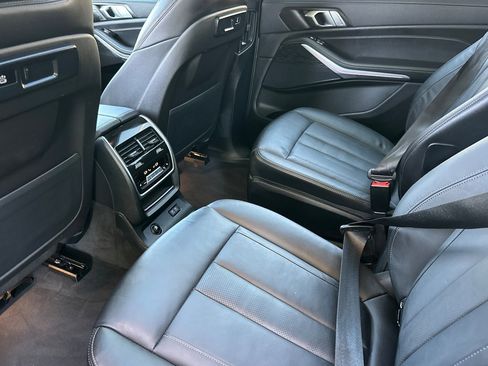 Used 2022 BMW X7 xDrive40i w/ M Sport Package AWD/4WD image 27