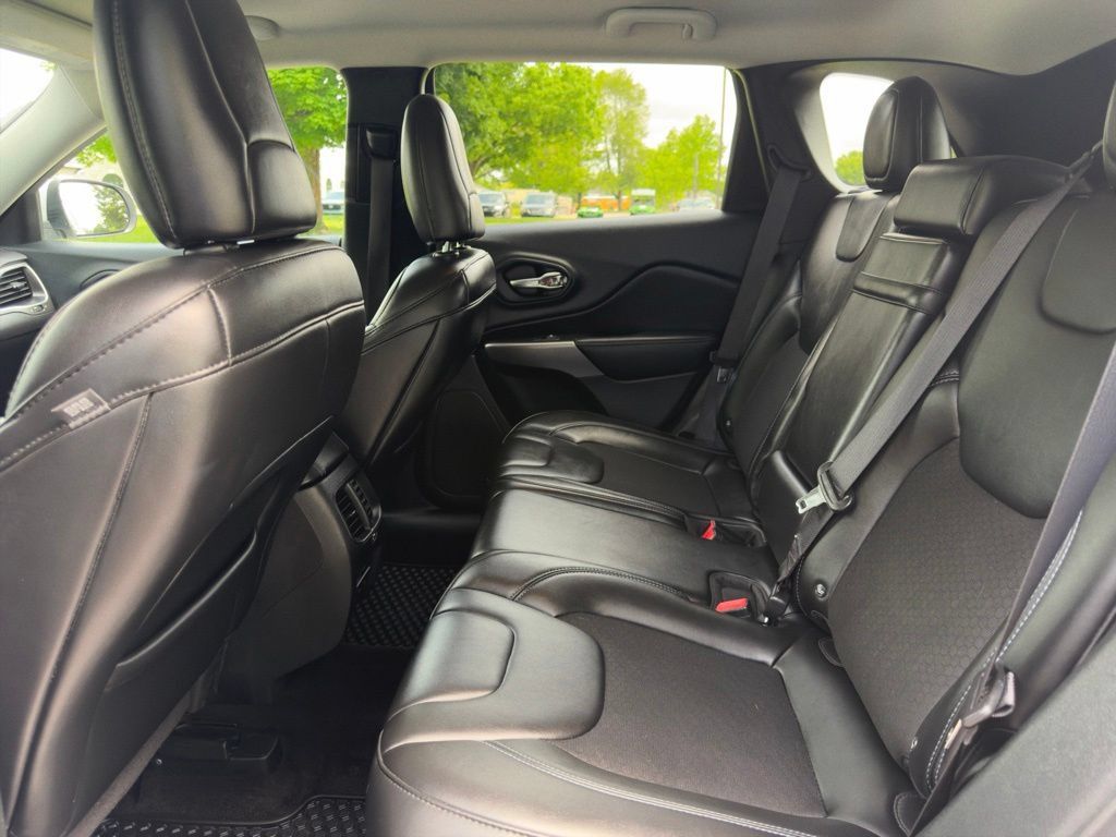 Used 2019 Jeep Cherokee Latitude Plus w/ Cold Weather Group AWD/4WD image 27