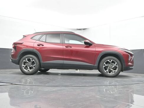 Used 2025 Chevrolet Trax LT FWD image 24