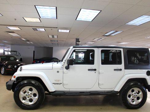Used 2013 Jeep Wrangler Unlimited Sahara w/ Connectivity Group AWD/4WD image 16