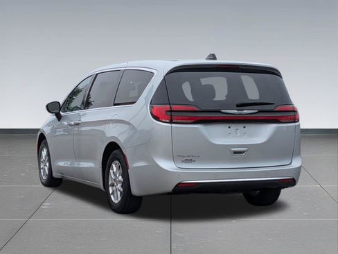 Used 2024 Chrysler Pacifica Touring-L FWD image 4
