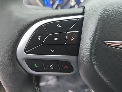 Used 2025 Chrysler Pacifica Select image 25