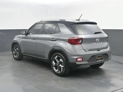 Used 2023 Hyundai Venue Limited FWD image 3