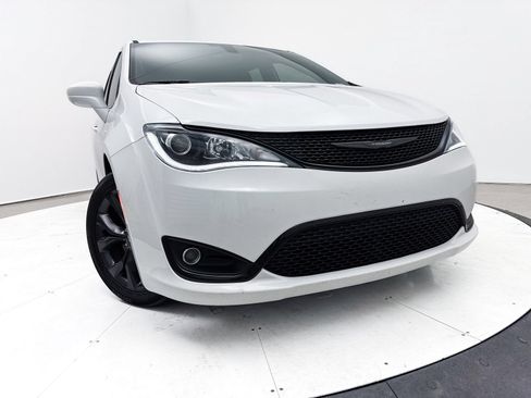 Used 2018 Chrysler Pacifica Touring Plus w/ S Appearance Package FWD image 7