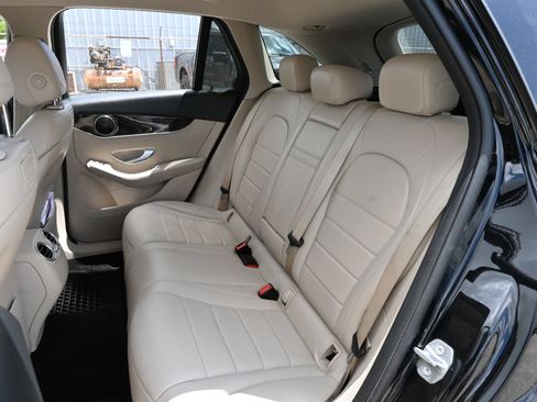 Used 2019 Mercedes-Benz GLC 300 4MATIC image 18