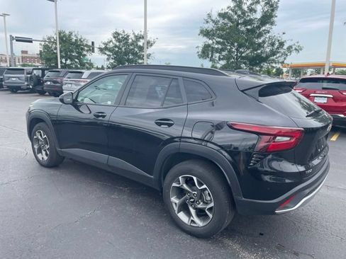 Certified 2025 Chevrolet Trax LT w/ LT Convenience Package FWD image 4