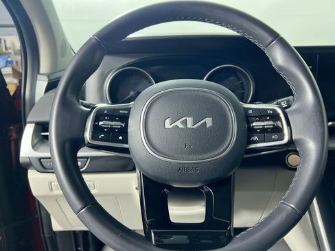 Used 2023 Kia Carnival LX FWD image 15