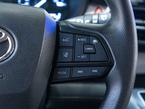Used 2025 Toyota Sienna LE FWD image 19
