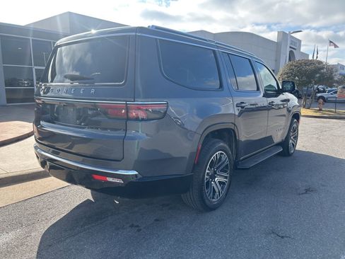 Used 2023 Jeep Wagoneer Base w/ Premium Group I image 5