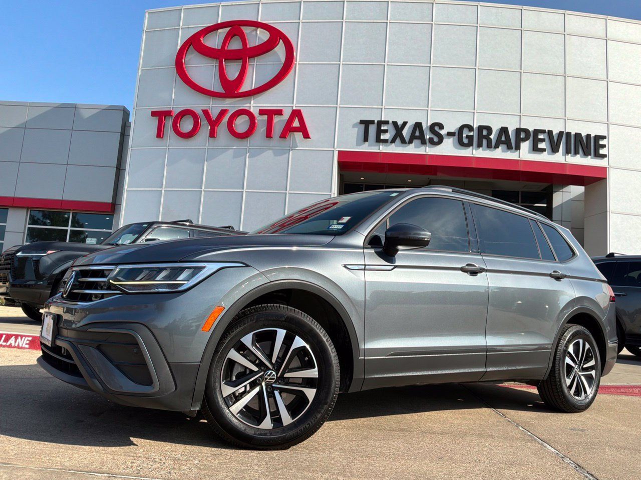 Used 2023 Volkswagen Tiguan S w/ Driver Assistance Package FWD image 2