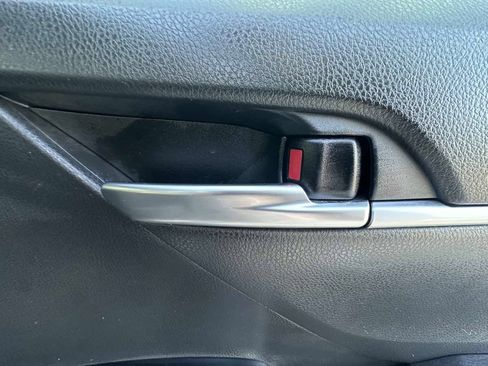 Used 2018 Toyota Camry SE FWD image 35