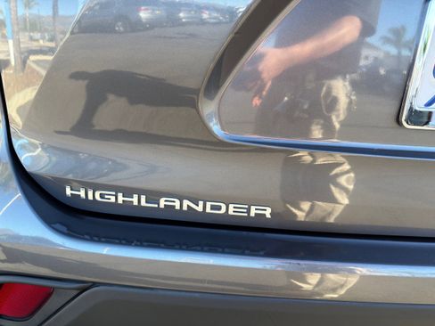 Used 2024 Toyota Highlander XLE image 37
