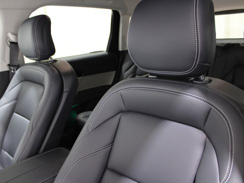 Used 2025 Lincoln Nautilus Premier AWD/4WD image 5