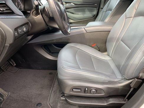 Used 2020 Buick Enclave Essence image 10