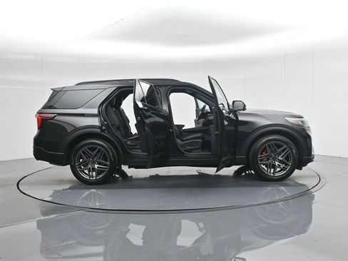 Used 2025 Ford Explorer ST image 5