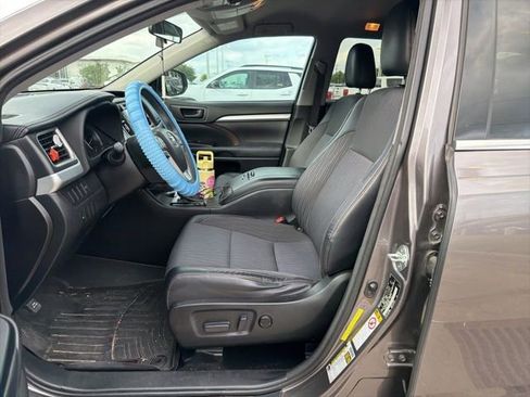 Used 2016 Toyota Highlander Plus FWD image 9