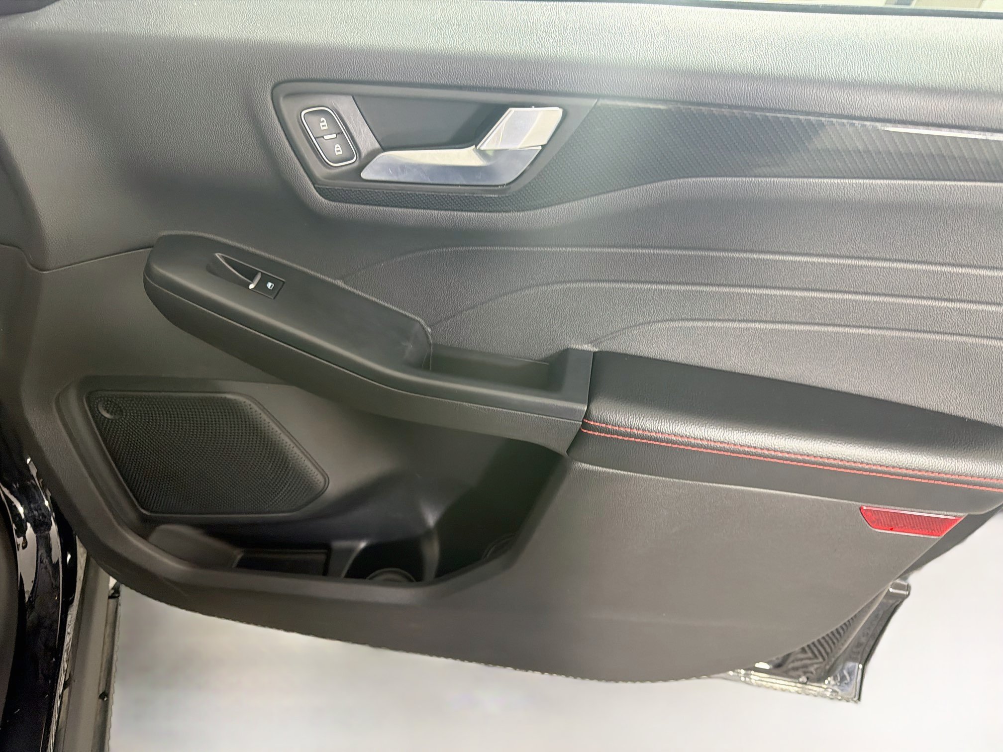 Used 2025 Ford Escape ST-Line Select AWD/4WD image 31