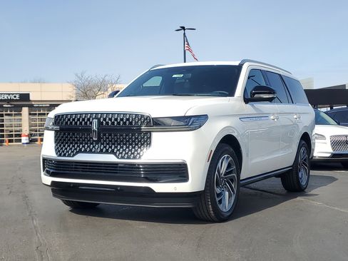 New 2026 Lincoln Navigator Reserve image 2