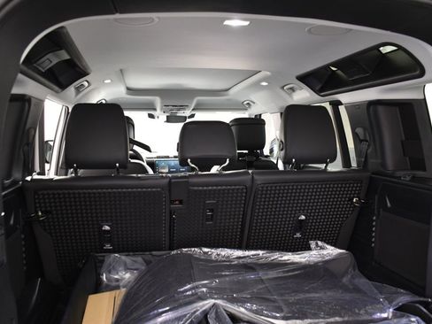 New 2026 Land Rover Defender 110 X-Dynamic SE AWD/4WD image 24