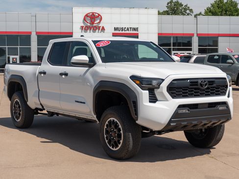 Used 2025 Toyota Tacoma TRD Off-Road AWD/4WD image 1