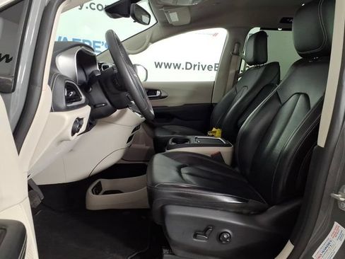 Used 2023 Chrysler Pacifica Touring-L AWD/4WD image 17