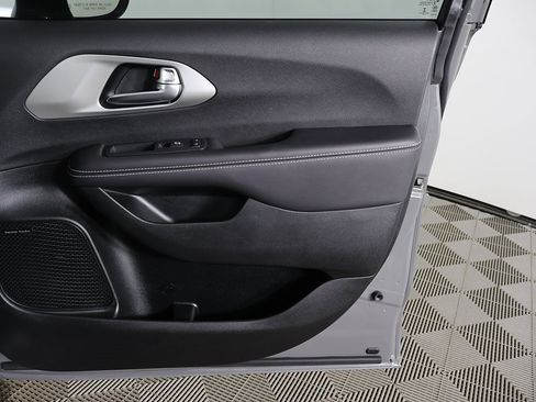 Used 2023 Chrysler Pacifica Limited w/ Uconnect Theater Family Group image 28