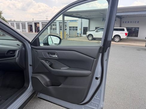 Used 2026 Nissan Rogue SV FWD image 29