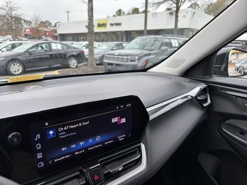 Used 2025 Chevrolet TrailBlazer LT image 36