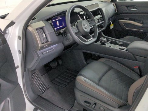 Used 2023 Nissan Pathfinder Platinum w/ Cargo Package AWD/4WD image 9