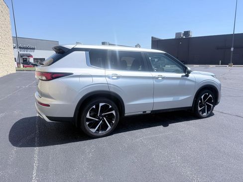 Used 2023 Mitsubishi Outlander SE AWD/4WD image 2