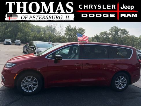 Used 2025 Chrysler Pacifica Select FWD image 4